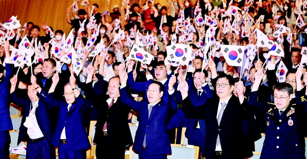 유정복 인천시장이 지난해 8월15일 아트센터인천에서 열린 ‘제79주년 광복절 경축행사’에서 참석자들과 만세 삼창을 하고 있다. 2024.8.15 /인천시제공