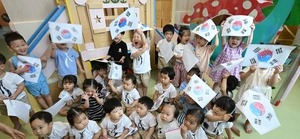 [포토] 고사리 손으로 그린 태극기