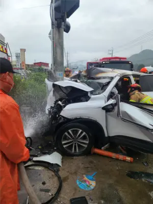 빗길 포천서 SUV 신호등 들이받아… 1명 사망·1명 중상