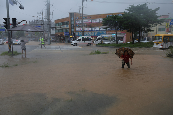 수도권에 집중호우가 쏟아진 13일 경기도 의정부시에서 도로가 침수되어 있다. 2025.8.13 /연합뉴스