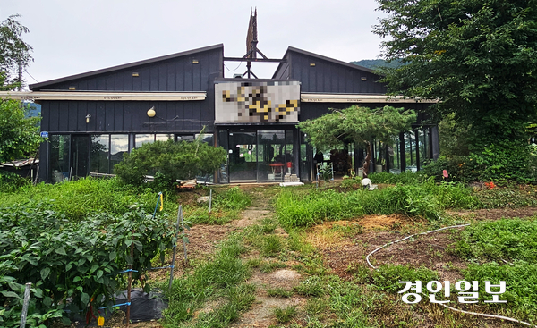 팔당상수원보호구역 규제에 따른 단속으로 영업을 중단한 남양주시 조안면의 한 장어집. 지금은 농업용 자재창고로 활용중이다. 2025.7.15 남양주/이종우기자 ljw@kyeongin.com