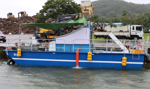 팔당호 녹조 개선을 위해 운항을 준비 중인 녹조제거선. /한강유역환경청 제공