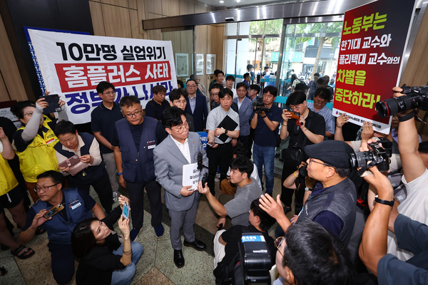 김영훈 고용노동부 장관이 12일 서울 중구 전국민주노동조합총연맹(민주노총)을 방문하며 택배노조, 홈플러스 사태 공대위 등 각계 노동자들의 이야기를 듣고 있다. 2025.8.12 /연합뉴스