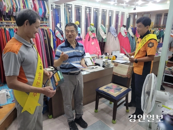 안성소방서가 중앙시장 상인회, 시장남성의용소방대와 함께 지난 13일 중앙시장 상인들을 대상으로 ‘소방관 사칭 사기 피해’ 방지를 위한 홍보 캠페인을 전개했다. 2025.8.13 안성/민웅기기자 muk@kyeongin.com