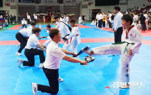 15일 안양종합운동장 실내체육관에서 개최된 ‘제10회 경기도지사배 전국장애인태권도대회’에서 장애인 선수들이 ‘스피드발차기’ 종목에서 기량을 겨루고 있다. 2025.8.15 안양/박상일기자 metro@kyeongin.com