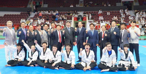 15일 안양종합운동장 실내체육관에서 개최된 ‘제10회 경기도지사배 전국장애인태권도대회’에서 개회식을 마친 후 대회 관계자들과 장애인태권도시범단 등이 기념촬영을 하며 힘차게 파이팅을 외치고 있다. 2025.8.15. 안양/박상일기자 metro@kyeongin.com