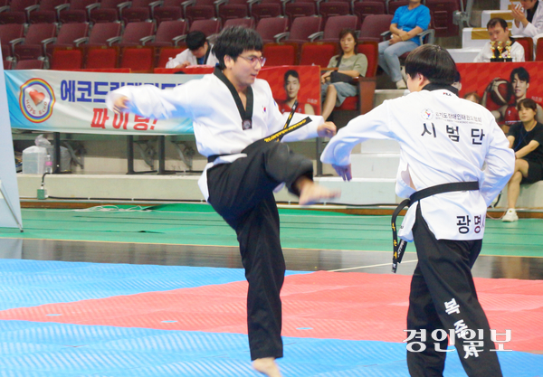 15일 안양종합운동장 실내체육관에서 개최된 ‘제10회 경기도지사배 전국장애인태권도대회’에서 광명시 장애인태권도시범단이 겨루기 시범을 선보이고 있다. 2025.8.15. 안양/박상일기자 metro@kyeongin.com