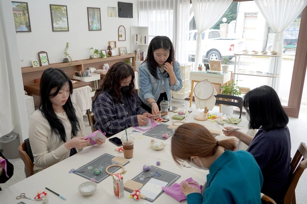 올해 부평구문화재단 ‘부평별곳’으로 선정된 공방 ‘슬로우라라’에서 자수 공예·전시 프로그램을 운영하고 있는 모습. /부평구문화재단 제공