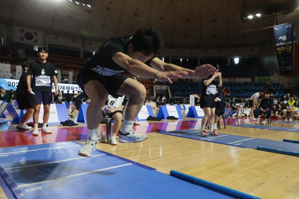 지난 6월 13일 서울 송파구 서울교육청학생체육관에서 열린 2025 서울미래체육인재한마당에서 학생들이 체대입시 모의평가에 참가해 기량을 뽐내고 있다. 2025.6.13 /연합뉴스