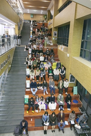 ‘책과 사람을 잇는 새로운 공간’… 평택 공공도서관 눈길