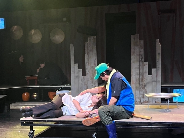 연극 ‘실버라이닝’ 공연중 한 장면. /창작그룹 가족 제공