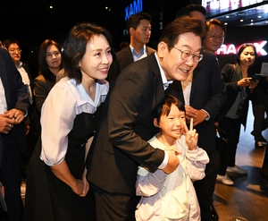 [포토] 영화관람 마친 이재명 대통령 부부