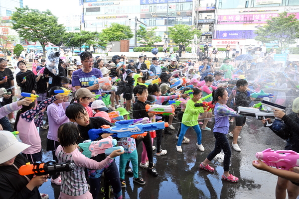 안산시는 도심 한복판에서 물을 소재로 한 다양한 체험형 프로그램인 ‘안산서머페스타 2025’를 성공적으로 개최, 시민과 관광객 10만여 명이 축제에 참여했다고 18일 밝혔다. 지난 15~16일 열린 안산서머페스타는 ‘청춘, 물들다. 안산을 즐기자!’라는 슬로건 아래 대형 워터슬라이드, 물총 싸움, 청년 아티스트 공연 등 다채로운 콘텐츠가 진행돼 남녀노소가 함께 즐길 수 있는 화합의 장이 됐다. 안산/김종찬기자 chani@kyeongin.com, 사진/안산시 제공