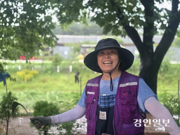 시흥시의회 오인열 의장은 시흥천변을 꾸미는 봉사활동에 힘쓰고 있다. 시흥/김성주기자 ksj@kyeongin.com