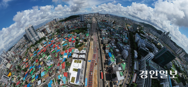 인천시가 인천대로(옛 경인고속도로) 주변지역 도시계획 새틀짜기에 나섰다. 11개로 나눠진 지구단위계획 구역을 4개로 통합하면서 규모 있는 개발을 추진하는 구상이다. 2025.8.19 /조재현기자 jhc@kyeongin.com