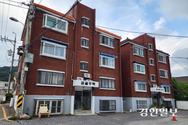고려의 궁궐터였음을 알게 하는 35년 전에 지은 ‘궁골주택’. 그 이름이 이채롭다. 강화읍 관청길 55번길에 있다. 2025.8.18 /정진오기자 schild@kyeongin.com
