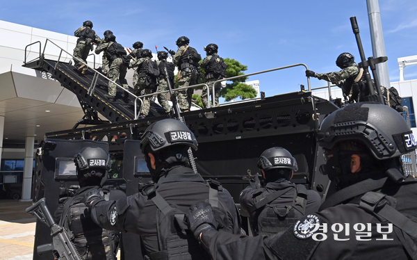 19일 인천시 연수구 크루즈터미널에서 2025 을지훈련의 일환으로 실시된 인천 국가 중요 시설 통합방호 실제훈련에서 가상의 무장세력이 침입한 크루즈 터미널로 9공수 대원들과 인천해역방어사령부 장병들이 진입하고 있다. 2025.8.19 /김용국기자 yong@kyeongin.com