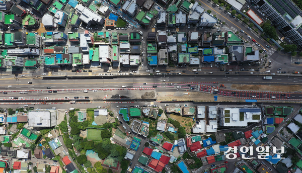 인천시가 인천대로(옛 경인고속도로) 주변지역 도시계획 새틀짜기에 나섰다. 11개로 나눠진 지구단위계획 구역을 4개로 통합하면서 규모 있는 개발을 추진하는 구상이다. 2025.8.19 /조재현기자 jhc@kyeongin.com