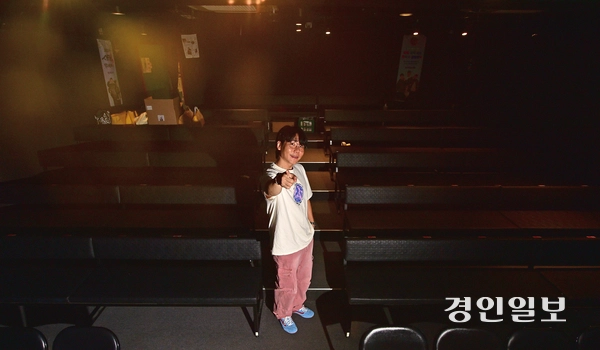 ‘필근아 소극장’에서 송필근이 포즈를 취하고 있다. 2025.8.9 /조재현기자 jhc@kyeongin.com