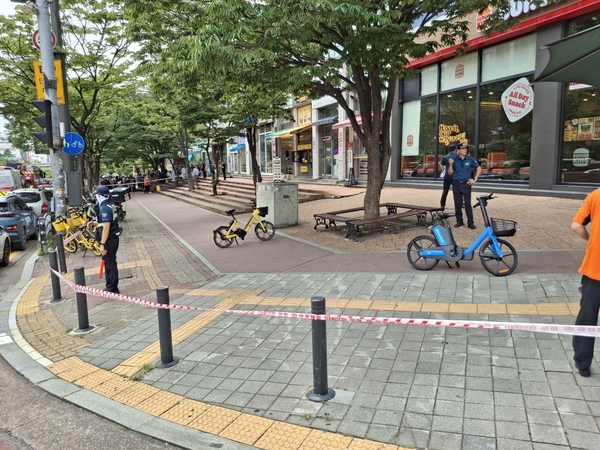 지난 17일 오후 1시24분께 수원 영통의 한 햄버거 매장에 폭발물 설치 의심 신고가 접수되면서 경찰과 소방이 긴급출동해 수색을 벌이고 있다. /경기소방재난본부 제공