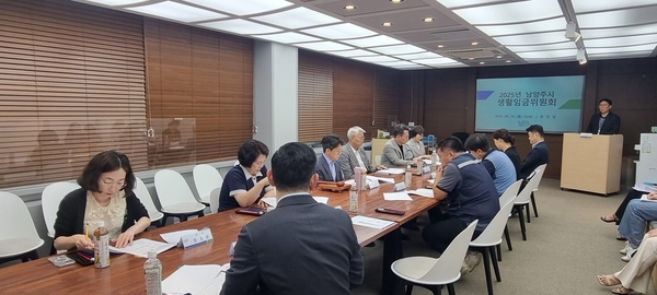 남양주시는 지난 18일 시청 목민방에서 생활임금위원회를 개최하고 2026년도에 적용할 생활임금을 시급 1만1천400원으로 결정했다. /남양주시 제공