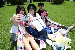 [화보] “꽃길 걷자” 졸업생 사진 한 컷