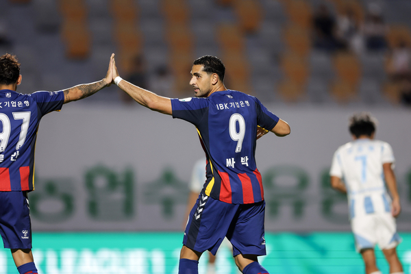 K리그1 수원FC 싸박이 지난 16일 수원종합운동장에서 열린 수원FC와 울산HD의 경기에서 득점 후 동료와 기뻐하고 있다. 2025.8.16 /한국프로축구연맹 제공