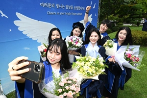 [포토] “오늘처럼 빛나길…” 강남대학교 후기 졸업식