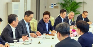 이재명 대통령, 기업인들과 대미 투자 머리 맞대