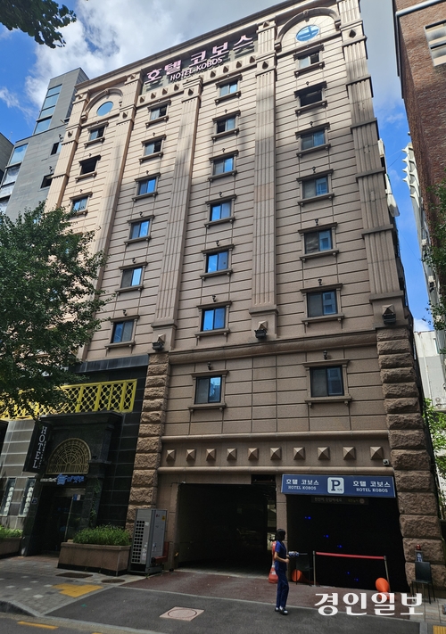 20일 한 시민이 지난해 다수의 사상자가 발생했던 부천호텔화재참사 현장을 둘러보며 길을 걷고 있다. 2025.8.20 부천/김연태기자 kyt@kyeongin.com