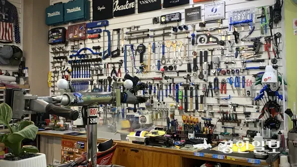 수원시 오목천동의 한 바이크샵 내부. 정비용 공구들이 정돈된 이곳으로 하교 시간마다 청소년들이 자전거를 끌고 찾아오며, 최근 픽시 관련 문의가 눈에 띄게 늘고 있다. 2025.8.19 /유혜연기자 pi@kyeongin.com