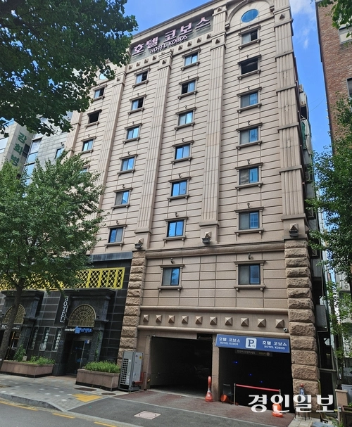 20일 찾은 부천호텔화재참사 현장. 지난해 화재가 발생했던 8층 위로 깨진 유리창과 검게 그을린 흔적이 고스란히 남아 있다. 2025.8.20 부천/김연태기자 kyt@kyeongin.com