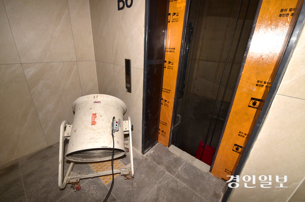 20일 오후 인천 청라국제도시의 한 신축 아파트 지하주차장에서 운행을 멈춘 엘리베이터에 대형 송풍기로 습기를 제거하고 있다. 2025.8.20 /조재현기자 jhc@kyeongin,com
