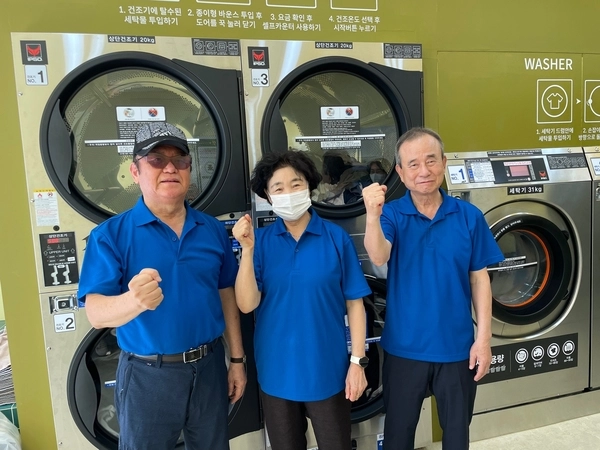 용인시 처인구에 위치한 시니어빨래방 2호점에서 근무하고 있는 ‘청춘의 어르신들’. /용인시 제공