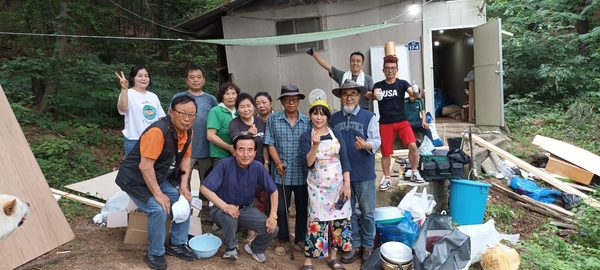 용인 공영장례서포터스가 산속에서 반려견과 홀로 생활해왔던 노인의 집을 고쳐주고 소외됐다는 생각이 들지 않도록 응원했다. /용인시 제공