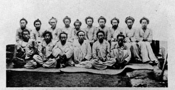 1909년 이른바 ‘남한대토벌’로 체포된 호남 지역 의병 사진. 일본군은 이듬해 ‘남한 폭도대토벌 기념 사진첩’을 간행해 이 사진을 수록했다. 출처/남한 폭도대토벌 기념 사진첩