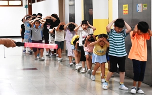 [포토] 초등학생도 공습 대비 민방위 훈련