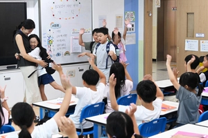 [포토] 다시 만난 교실 “반갑다 친구야”