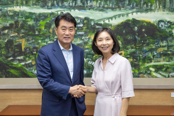 하은호(왼쪽) 군포시장이 지난 18일 서울시의회를 찾아 최호정 의장과 서울시 기술교육원 남부캠퍼스 부지 활용 방안에 대해 논의했다. /군포시 제공