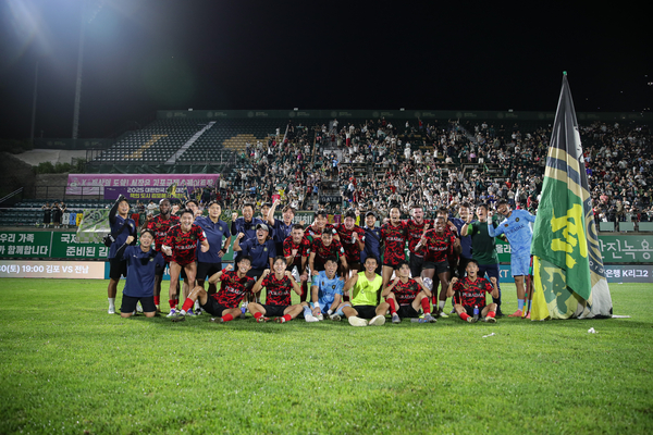 K리그2 김포FC가 지난 16일 수원삼성과의 하나은행 K리그2 2025 25라운드 경기에서 3-1 승리를 거두고 팬들과 기념 촬영을 하고 있다. 2025.8.16 /한국프로축구연맹 제공