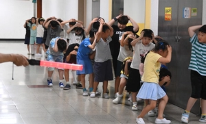 [화보] 공습 대비 ‘민방위 대피훈련’