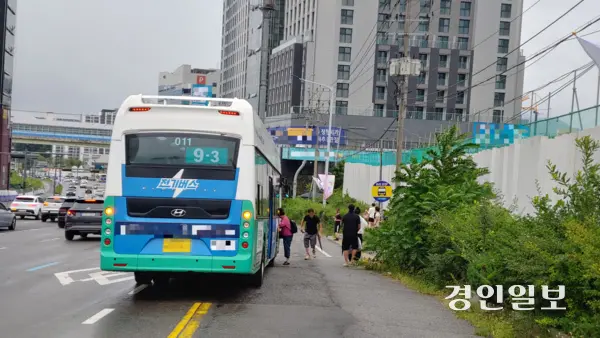 과천지식정보타운(과천린파밀리에 방면) 임시정류소에서 시민들이 버스를 이용하고 있다. 이 정류소는 오는 24일 막차 후 폐쇄되고 25일 첫차부터는 약 250m 남쪽의 정식 정류소가 운영된다. 2025.8.13. 과천/박상일기자 metro@kyeongin.com