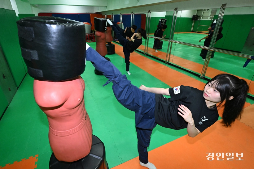 학생들이 샌드백으로 발차기 연습을 하고 있다.