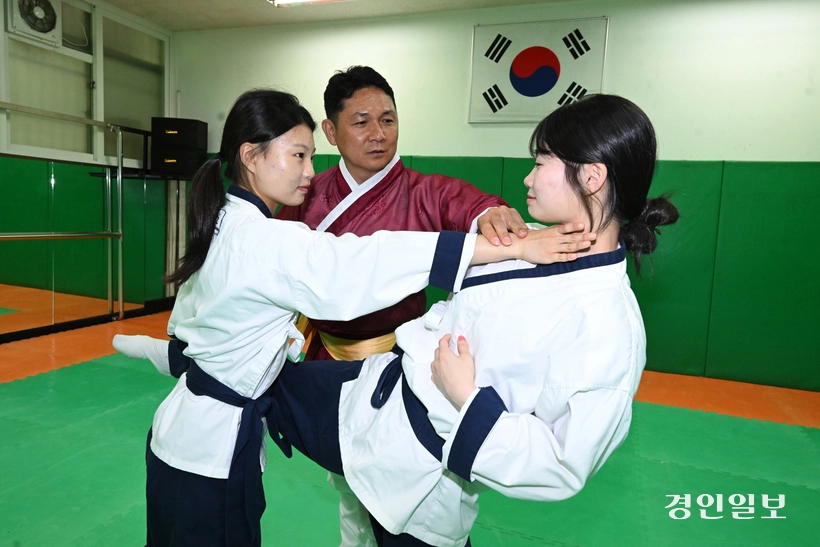 교수의 지도 아래 학생들이 겨루기를 하고 있다.