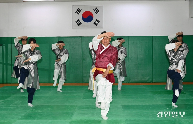 장경태 용인대학교 동양무예학과 교수와 학생들이 수련을 하고 있다.