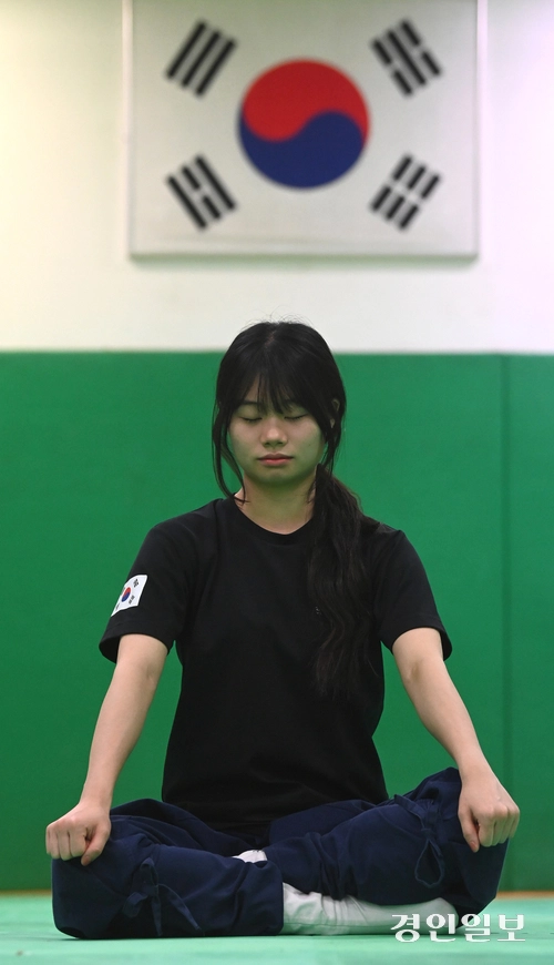 한 학생이 수련을 하기 전 명상을 하고 있다.