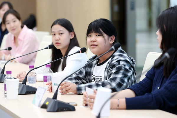 21일 오전 경기도의회에서 열린 ‘디지털 역량 교육 및 조례에 관한 아동 의견서 전달식’에서 초록우산 경기지역본부 아동권리옹호단 소속 아동들이 직접 마련한 의견서를 낭독하고 있다.  2025.8.21 /초록우산 경기지역 본부 제공