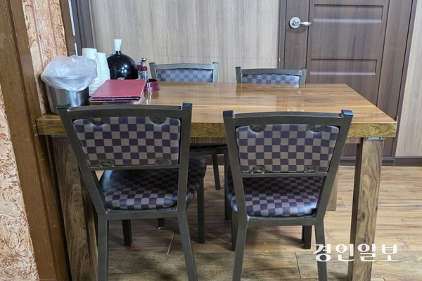 명품 브랜드를 연상케 하는 의자. /황성규기자 homerun@kyeongin.com