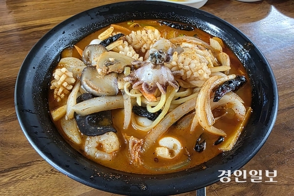 맵지만 맛있는, 완뽕의 자격을 갖춘 ‘동락원’ 고추짬뽕. /황성규기자 homerun@kyeongin.com