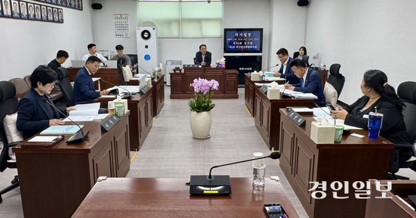 여주시의회 예산결산특별위원회가 21일 제67회 임시회에서 신청사 건립 우선공사비 50억원이 포함된 2025년도 제3회 추가경정예산안을 심사하고 있다. 이날 예결위는 찬성 5, 반대 1로 추경안을 원안 가결했다. 2025.8.21 여주/양동민기자 coa007@kyeongin.com
